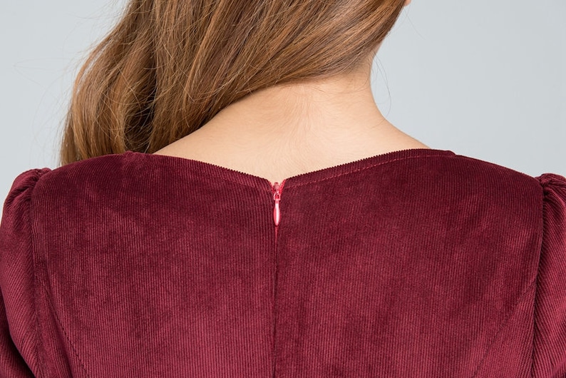 Léontine, robe brodée en velours côtelé marine
