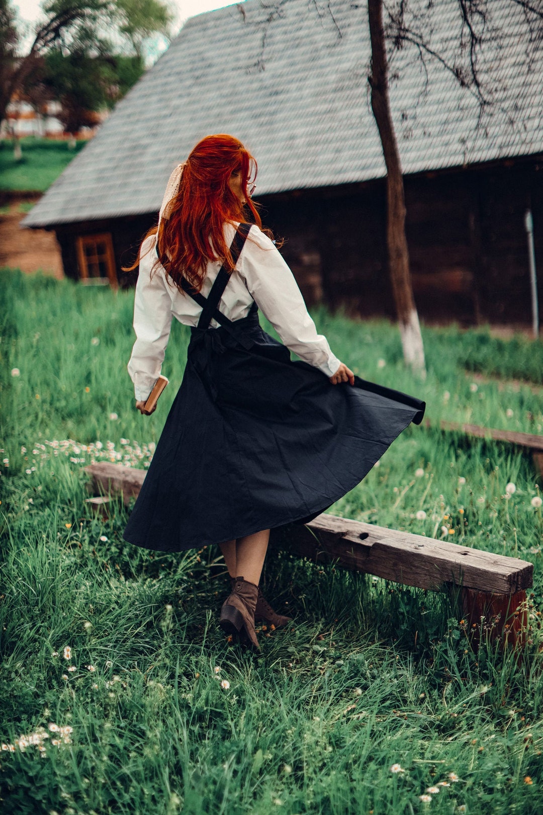 ピナフォアドレス、ブラックサスペンダードレス、ミディドレス