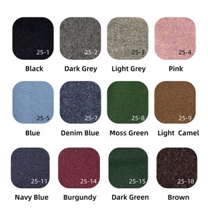 Op de afbeelding: Kleurenkaart met 12 stofstalen in verschillende kleuren, waaronder zwart, donkergrijs, lichtgrijs, roze, blauw, denimblauw, mosgroen, lichtbruin, donkerblauw, bordeauxrood, donkergroen en bruin. Elk staal is gelabeld met een nummer en een kleurnaam.