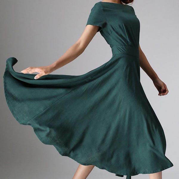 Vestido Xiaolizi em linho verde escuro, modelo vintage anos 50, com decote canoa, saia evasê, ideal para festas, com bolsos e tamanhos personalizados disponíveis. Código: 971