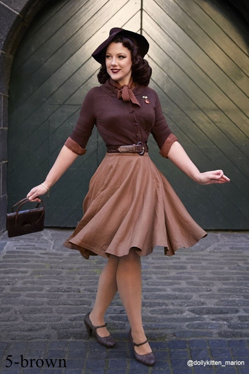 Peut inclure: Une femme portant un pull marron, une jupe marron et des chaussures marron. Elle tient un sac &agrave; main marron et se tient devant une porte en bois. Le texte "5-brown" est en bas &agrave; gauche de l'image et le texte "@dollykitten_marion" est en bas &agrave; droite de l'image.