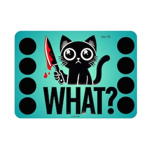 Può includere: Un gatto nero con occhi grandi tiene un coltello insanguinato e dice "WHAT?" su uno sfondo turchese con cerchi neri.