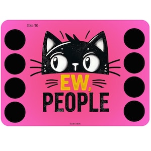 Può includere: Un adesivo rettangolare rosa con un'illustrazione di un gatto nero e la scritta "EW, PEOPLE" in nero e giallo. L'adesivo ha otto cerchi neri sui bordi.