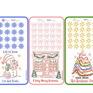 Puede incluir: Tres tarjetas navideñas con diferentes diseños. La tarjeta azul presenta copos de nieve y un muñeco de nieve leyendo libros con el texto "Let It Snow" y "I've Got Books". La tarjeta rosa muestra una librería con el texto "A Very Merry Bookmas". La tarjeta verde tiene estrellas y un árbol de Navidad con el texto "Readin Around The Christmas Tree."