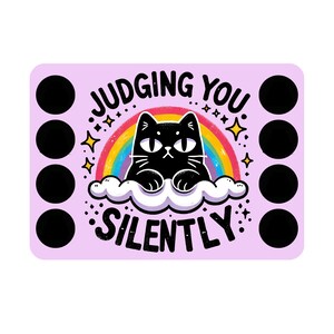 Può includere: Uno sfondo viola con un gatto nero seduto su una nuvola arcobaleno. Il gatto guarda lo spettatore con un'espressione di giudizio. Il testo "JUDGING YOU SILENTLY" è scritto in lettere nere sulla nuvola.