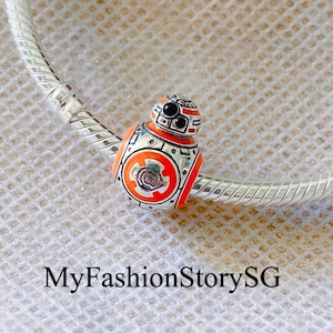 以下が含まれることがあります： オレンジとシルバーのBB-8スターウォーズキャラクターチャームが付いたシルバーチャームブレスレット