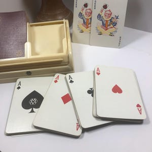 Doppio mazzo di carte da gioco vintage M.V. (Murphy Varnish) in un porta carte arrotolabile