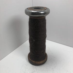 Vintage Holzspule mit braunem Wollfaden - Antike Textilmühlenspule - 14 cm
