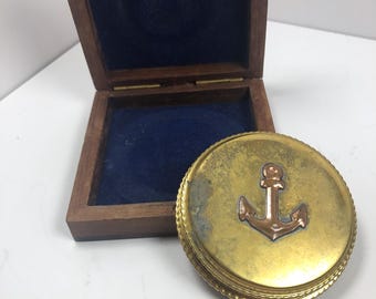 Abridor de botellas naval vintage de latón en vitrina de madera con ancla de latón – Artículos de bar náuticos