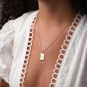 Collar con nombre en oro de 14 quilates, joyería con nombre grabado en forma de rectángulo, collar con fecha personalizado, joyería con letras personalizadas, regalos navideños únicos para esposa