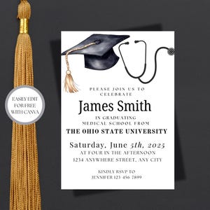 Puede incluir: Un anuncio de graduación con un birrete negro y una ilustración de estetoscopio. La invitación dice "Únase a nosotros para celebrar a James Smith" graduándose de la escuela de medicina. Incluye fecha, hora e información de RSVP. Una borla dorada está a la izquierda.