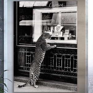 Panter buiten sieradenwinkel Print Cheetah in Jewellery Shop Poster zwart-wit vintage fotografie mode print jaren 1950