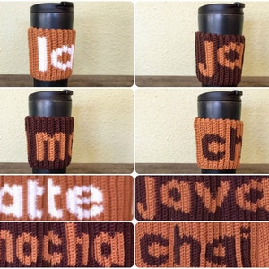 Könnte beinhalten: Häkelmuster für Kaffeetassen-Cozy für Latte, Mocha, Java und Chai. Die Cozy sind braun und orange mit weißen Buchstaben.
