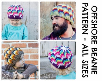 Può includere: Uno schema per un berretto all'uncinetto per tutte le taglie, con un design a punto chevron. Lo schema è mostrato in quattro diverse combinazioni di colori: viola, turchese, giallo e bianco; verde, giallo, arancione e bianco; marrone, giallo, grigio e bianco; e rosa, turchese, giallo e bianco.