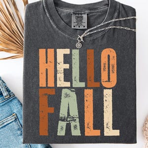 T-shirt teint en pièce unisexe Hello Fall, T-shirt graphique d'automne confortable, couleurs réconfortantes tons terre, vêtements Equinox, chemise saisonnière