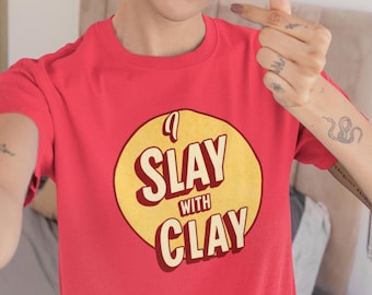 Camiseta "Slay with Clay", divertida camiseta de artista de arcilla polimérica, camiseta de aficionado a la cerámica, regalo para escultor y fabricante de arcilla