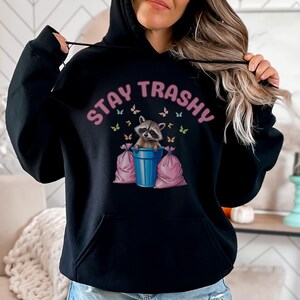 STAY TRASHY Racoon PNG, Cute Racoon Clip Art, Animais fofos, Download digital