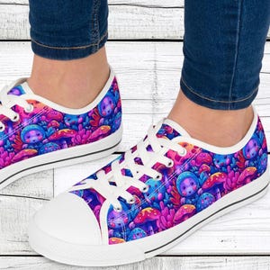 Women&#39;s Low Top Sneakers, Trippy Kawaii Animals, Casual Lace-Up Shoes for Walking, Breathable Canvas Shoes, Fun, Cute, Comfortable, Unique