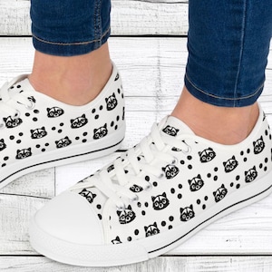 Women&#39;s Low Top Sneakers, Racoons, Dots, Casual Lace-Up Shoes for Walking, Breathable Canvas Shoes, Fun, Cute, Comfortable, Unique, Cool