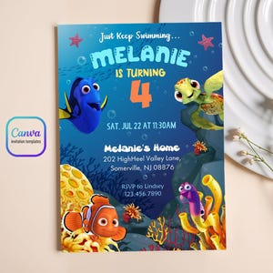 Puede incluir: Una plantilla de invitación con un tema submarino. El texto dice "Just Keep Swimming... MELANIE CUMPLE 4". El diseño presenta personajes animados, incluyendo un pez azul, una tortuga marina y un pez payaso naranja.