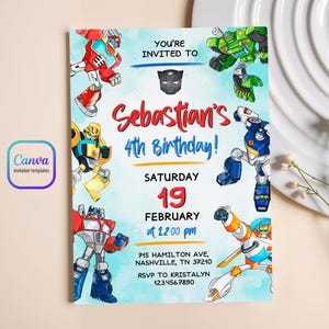 Puede incluir: Una invitación de cumpleaños azul y blanca con un fondo de acuarela que presenta robots de dibujos animados. La invitación dice "¡Estás invitado al 4º cumpleaños de Sebastián!" e incluye la fecha, la hora y el lugar de la fiesta.
