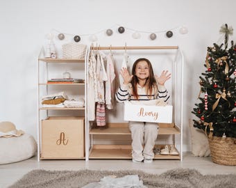 Gepersonaliseerde houten kledingkast: kinderkledingrek en babyplanken