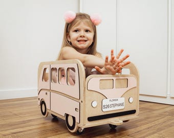 Autobús de juguete de madera personalizado con ruedas: Almacenamiento para la habitación de los niños