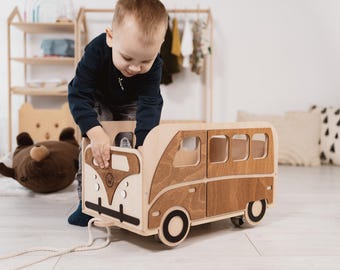 Caja de juguetes de madera con forma de autobús hecha a mano: almacenamiento rodante para guardería