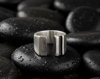 Anello in argento brutalista modernista