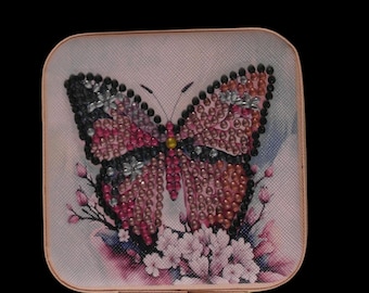 Błyszcząca elegancja: ręcznie robiona szkatułka na biżuterię z motywem motyla, malowana diamentami
