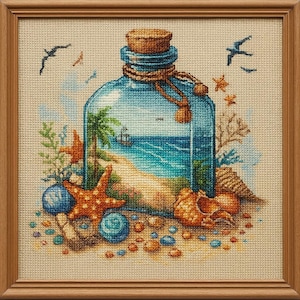Pode incluir: Obra de arte em ponto cruz de uma garrafa de vidro azul com rolha de cortiça, retratando uma cena de praia com um veleiro, palmeira e conchas. A obra de arte é emoldurada em uma moldura de madeira.