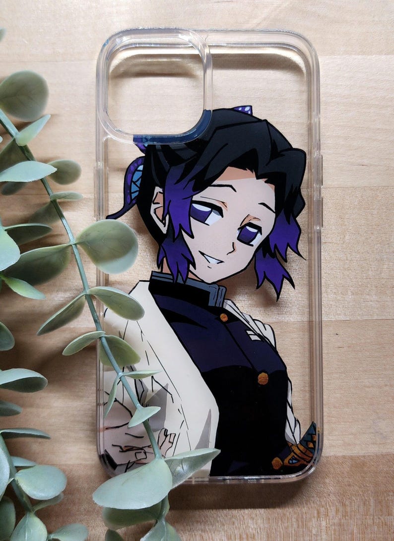 Op de afbeelding: Transparante telefoonhoes met een kleurrijke anime-personage. Het personage heeft zwart haar met paarse highlights en draagt een donker uniform en een witte jas. De hoes is versierd met een gedetailleerde illustratie.