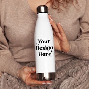 17oz Edelstahl Wasserflasche Mockup mit Person - Wasserflasche Mockup für POD Shops - Hochwertiges JPG Tumbler Mockup - Echtes Foto