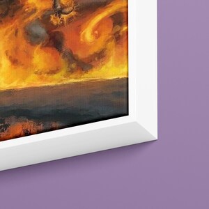 Op de afbeelding: Een ingelijst schilderij van een vurige oranje en gele lucht met draaiende wolken. De lucht is geschilderd in een textuurrijke stijl, met zichtbare penseelstreken. De onderkant van het schilderij is een donkerbruin en zwart landschap.