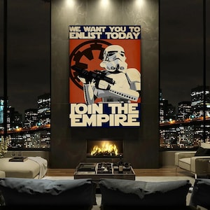 Pode incluir: Um pôster de estilo vintage com um Stormtrooper de Star Wars. O pôster tem um esquema de cores vermelho, branco e azul e diz "Nós queremos que você se aliste hoje. Junte-se ao Império."