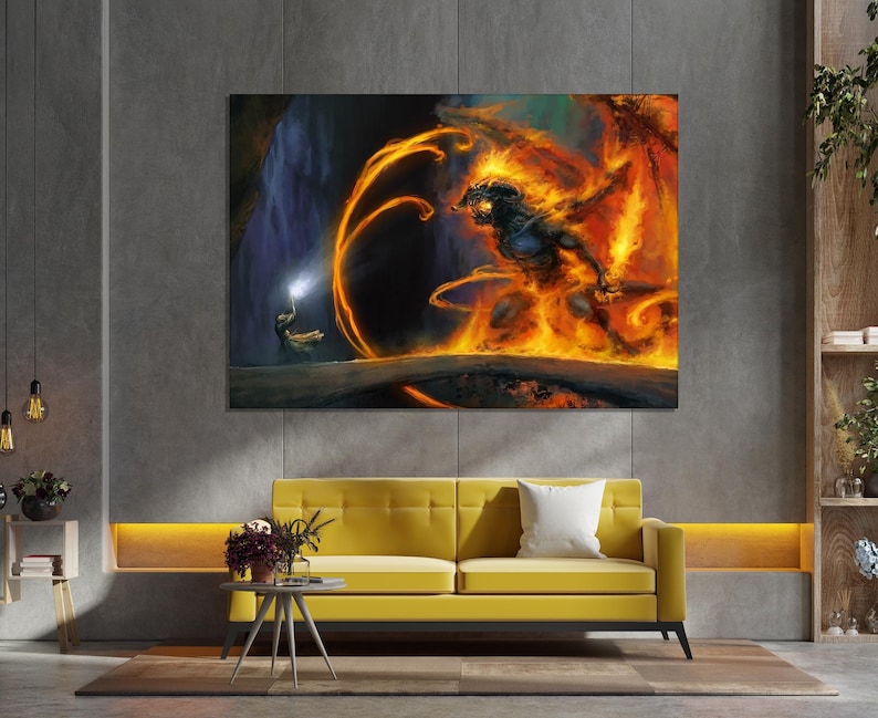Op de afbeelding: Een vurig oranje en geel wezen met een donkerblauw lichaam komt tevoorschijn uit een grot, omringd door vlammen en rook. Een klein figuur met een gloeiende staf staat op de achtergrond.