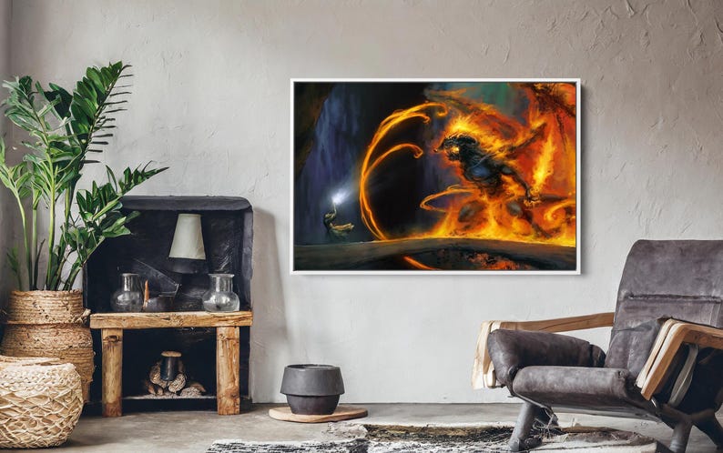 Op de afbeelding: Een vurig, oranje en geel wezen met gloeiende ogen en een lange staart staat op een rotsachtig oppervlak. Een klein figuur met een gloeiende staf staat op de achtergrond.