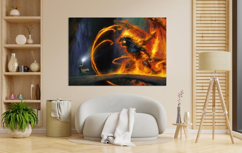 Op de afbeelding: Een schilderij dat een vurig, oranje en geel wezen met gloeiende ogen en een lange staart afbeeldt, omringd door vlammen. Een klein figuur met een gloeiende staf staat op de voorgrond en kijkt het wezen aan.