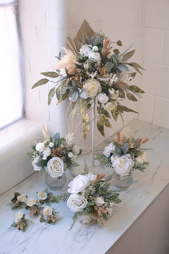 3x buttonhole white roses + 1x crown flower 3x buttonhole white roses + 1x crown flower