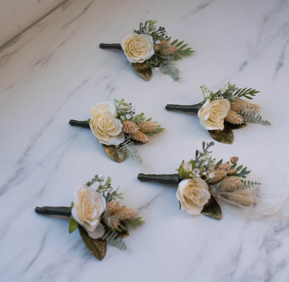 3x buttonhole white roses + 1x crown flower 3x buttonhole white roses + 1x crown flower
