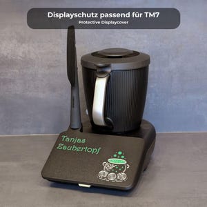 Personalisierter Displayschutz passend für Thermomix TM7 – Abdeckung mit Hexenkessel Motiv & Wunschtext – Zauberhaftes Küchenzubehör