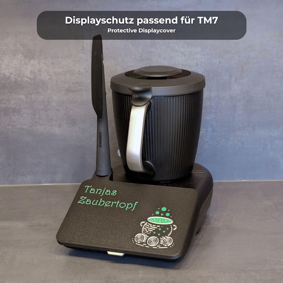 Personalisierter Displayschutz passend für Thermomix TM7 – Abdeckung mit Hexenkessel Motiv & Wunschtext – Zauberhaftes Küchenzubehör