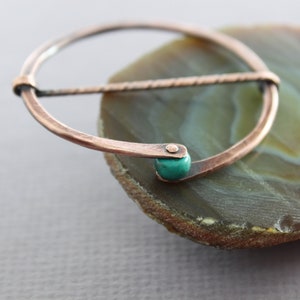 Penannular copper scarf buckle slide with turquoise stone, Copper scarf ring, Circle scarf holder, Round shawl pin, Fibula, - SP105