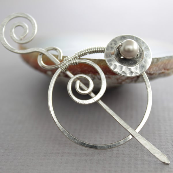 Penannular silver shawl pin with a cream Swarovski pearl, Button cardigan clasp, Sweater clip, Circle shawl pin, Fibula - SP060