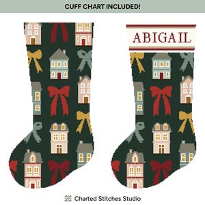 Puede incluir: Una media de Navidad verde con un patrón de casas y lazos. La media tiene un puño blanco con el nombre "ABIGAIL" en letras rojas.
