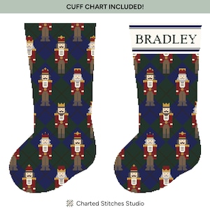 Puede incluir: Una media azul y verde con un patrón de soldados cascanueces. La media tiene un puño blanco con el nombre "BRADLEY" impreso en azul.