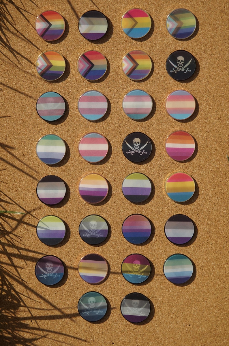 Pin lenticular con la bandera del orgullo LGBTQ+ que muestra diferentes ...