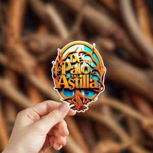 May include: A round sticker with a blue and white background and a gold tree with the text "De Tal Palo Tal Astilla" in gold lettering.