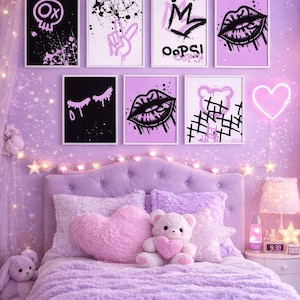 Op de afbeelding: Een slaapkamer ingericht in paarse tinten, met een bed met zachte beddengoed en decoratieve kussens. Boven het bed hangen ingelijste kunstprints met zwart-witte afbeeldingen aan de muur. Een neon hartvormig licht en lichtslingers dragen bij aan de sfeer van de kamer.