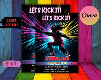 Könnte beinhalten: Eine schwarze Party-Einladung mit dem Text "LET'S KICK IT!" und "ANGELINA IS TURNING 9". Das Design zeigt eine Person in Bewegung mit einem farbenfrohen Hintergrund. Die Einladung ist 152cm x 213cm groß.